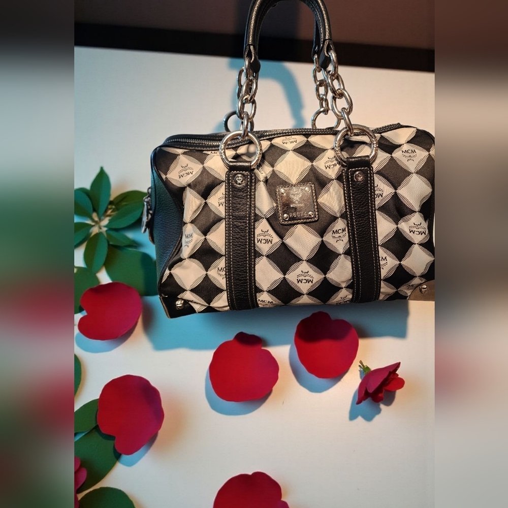 SALE🔥 EUC🌹 MCM Black and White Quilted Logo Satchel